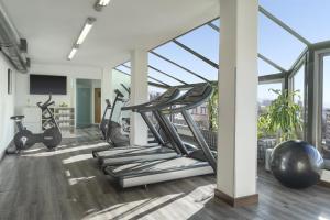 a gym with treadmills and elliptical machines at NH Córdoba Panorama in Córdoba