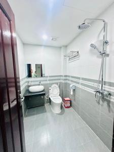a bathroom with a toilet and a sink at Mộc Hưng Homestay in Bắc Hà