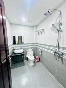 a bathroom with a toilet and a sink and a shower at Mộc Hưng Homestay in Bắc Hà +10 photos