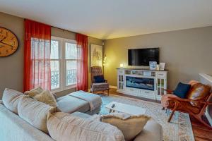 a living room with a couch and a tv at The Loblolly in Bella Vista