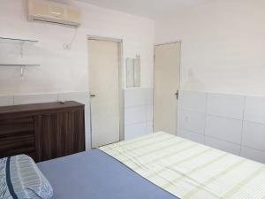 a bedroom with a bed and a sink and a closet at Well-located house for seasonal rental in Bananeiras. in Bananeiras