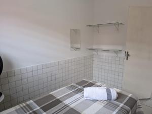 a bathroom with a bed with a towel on it at Well-located house for seasonal rental in Bananeiras. in Bananeiras