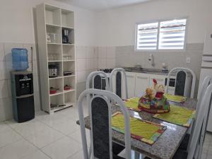 a kitchen with a table and chairs in a kitchen at Well-located house for seasonal rental in Bananeiras. in Bananeiras