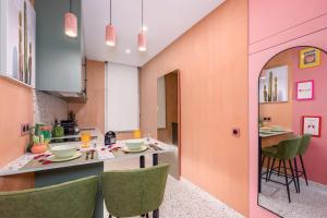a kitchen with a table and chairs in a room at La Casa Mexicana in Alfortville