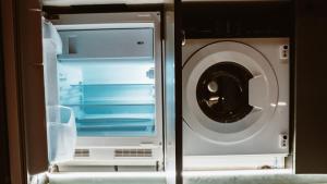 a washer and a washing machine with its door open at La Casa Mexicana in Alfortville