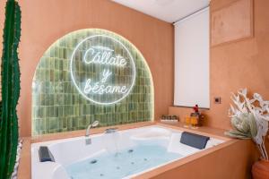 a bath tub in a room with a cactus at La Casa Mexicana in Alfortville