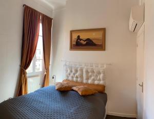 a bedroom with a blue bed and a window at Frontière Monaco, 2 pièces, centre Beausoleil in Beausoleil