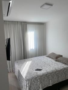 a bedroom with a bed and a television in it at Refúgio Aconchegante & Charmoso! in Aracaju