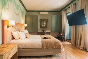 una camera da letto con un grande letto e un tavolo di Aubrey Hotel Boutique a Santiago