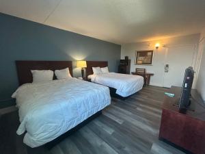 a hotel room with two beds and a flat screen tv at Key Inn Roseville in Roseville
