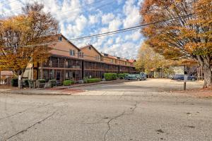 an empty street in front of a building at Alpine Studio in Helen