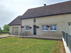 a house with a table and chairs in front of it at Au gîte de Marcelle in Labergement-lès-Seurre