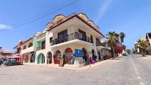 a building on the side of a street at Holiday Properties, Ilha do Fogo in Santa Maria
