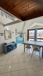 a dining room with a table and some chairs at Holiday Properties, Ilha do Fogo in Santa Maria