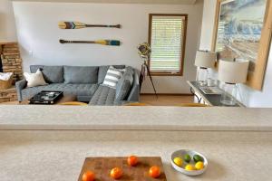 ein Wohnzimmer mit einem Sofa und einer Schale Orangen in der Unterkunft Farmer's Getaway in Reeds Spring + 28 Fotos