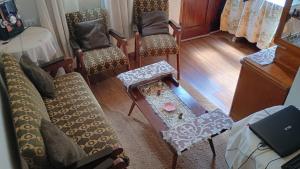 a living room with a couch and chairs and a table at Hospedaje Totocha Yanahuara Arequipa in Yanahuara