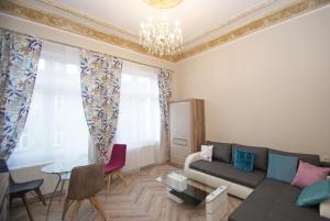 salon z kanapą i stołem w obiekcie Apartamenty Mikubo Wrocław we Wrocławiu