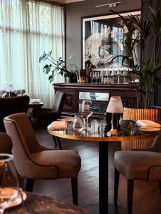 ein Esszimmer mit Tisch und Stühlen in der Unterkunft Hotel Coco in Felixstowe