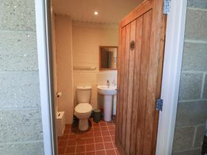 a bathroom with a toilet and a sink at Robin in Woodbridge