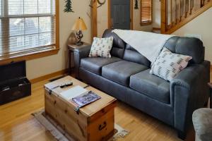 a living room with a leather couch and a coffee table at Beautiful Branson in Branson West