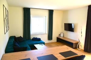 a living room with a couch and a table at Ferienwohnung Bahnblick - Stilvoll in bester Lage - als Wohnung oder Haus in Olbersdorf