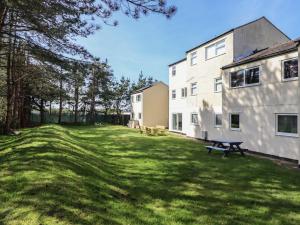 a yard with a picnic table and a building at Redwood in Harlech