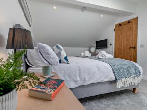 a bedroom with a bed with two stuffed animals on it at 1 Bed in Redruth oc-92281 in Redruth