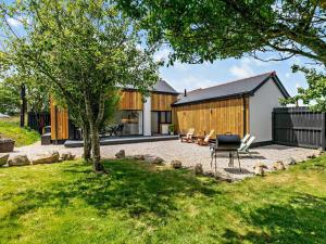 a backyard with a bench and a house at 1 Bed in Redruth oc-92281 in Redruth