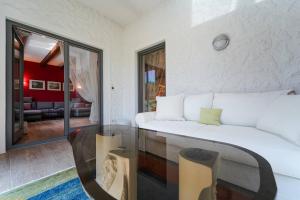 a bedroom with a white bed and a glass table at 100 m2 Familien 4-Zimmer Apartment mit Terrasse und Burgblick und gratis parken in Maria Enzersdorf