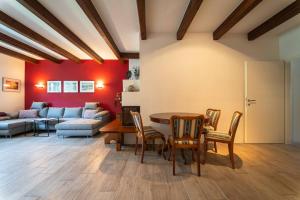 a living room with a table and chairs and a couch at 100 m2 Familien 4-Zimmer Apartment mit Terrasse und Burgblick und gratis parken in Maria Enzersdorf