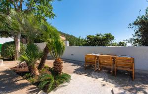a table and two benches sitting next to a fence at Mater Randa in Algaida