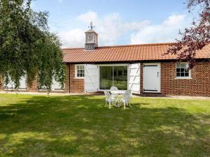 a building with a table and chairs in a yard at 1 Bed in Manningtree oc-78389 in Lawford