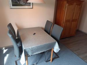 a table and chairs with a table and a table and a table and a table at Steenshof in Heringsdorf