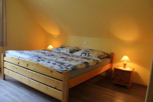 a bedroom with a bed and two lamps on a table at Steenshof in Heringsdorf