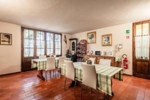 a dining room with a table and chairs at La Kasà in Fucecchio