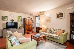 a living room with two couches and a tv at La Kasà in Fucecchio