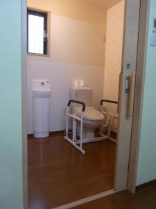 een badkamer met een toilet en een wastafel bij Sora-mame in Yakushima