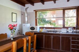 Köök või kööginurk majutusasutuses Cabañas Raices Patagonicas