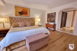 a large bedroom with a large bed and two lamps at Antara Hotel & Suites - Miraflores in Lima