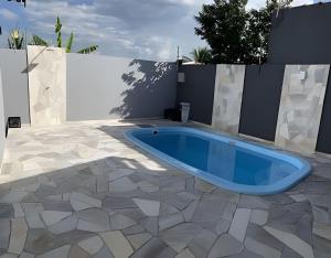 a large blue tub sitting on a patio at Casa do Bruno, 600 mt do thermas in Olímpia
