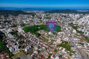 an overhead view of a city with a purple marker at Bela Vista Hospedagem in Joinville