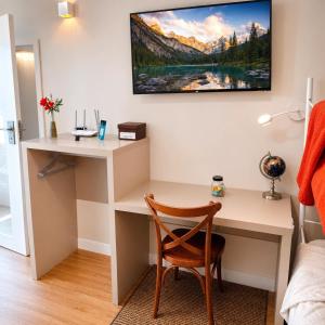 a desk with a chair in a room at Bela Vista Hospedagem in Joinville