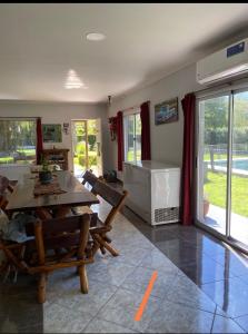 a living room with a table and chairs and a tub at Hostel francis in Tristán Suárez