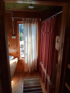 a room with a curtain and a window in a cabin at Palmera el Refugio in Olmué