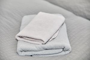 a pile of towels sitting on top of a bed at Burgblick Appartement Riesling Gold in Bernkastel-Kues