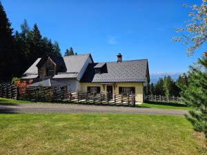 a house on a hill with a fence at Almhütte, Ferienhaus Hadn Hube in Paisberg