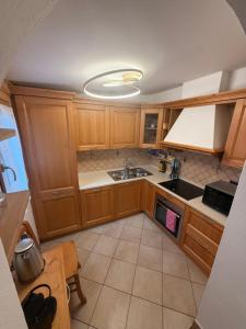 an overhead view of a kitchen with wooden cabinets at Casa singola zona pedonale Fiera di Primiero in Fiera di Primiero