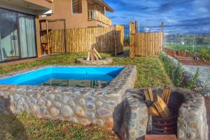 a pool in the yard of a house at Mirador el Prado in Cheqquerec
