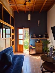 ein Wohnzimmer mit einem blauen Sofa und einem Tisch in der Unterkunft Wulkan Studio in Amecameca de Juárez