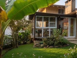 a house with a large window in the yard at Bela Vista Hospedagem in Joinville